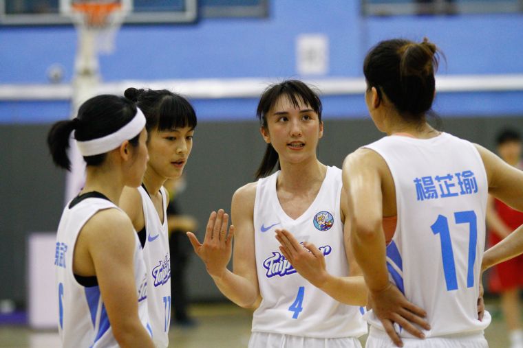 「佛光幫」大學姐郭佳紋(右2)是台電女籃不可或缺的力量。