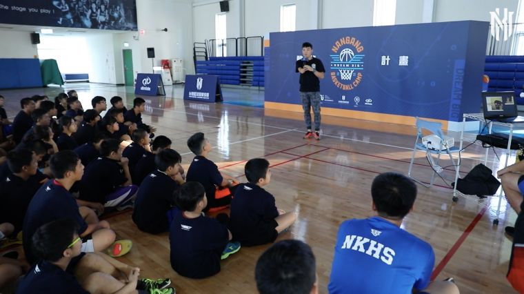 「公益籃球訓練營」座談會嘉賓范弘昊 分享自身追夢經驗。