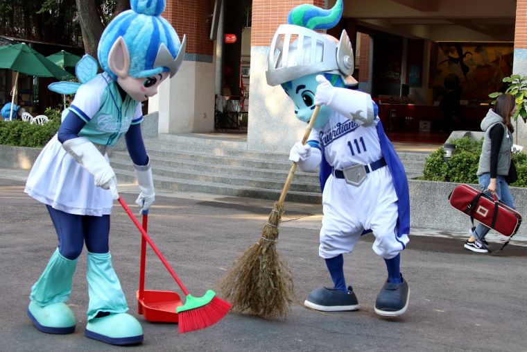 「悍你上學趣」富邦悍將吉祥物Frankie、Bonnie快閃校園，和學生一起打掃環境。