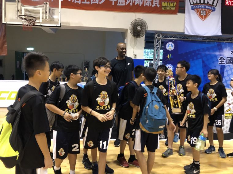 「新台灣人」洋將戴維斯關心全國少籃賽、與小朋友互動頻頻 。
