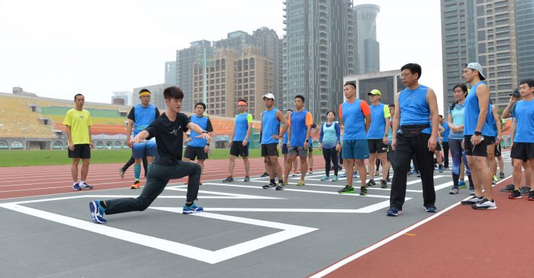 「雙金教練」黃毓軒親自指導跑者訓練動作。大會提供