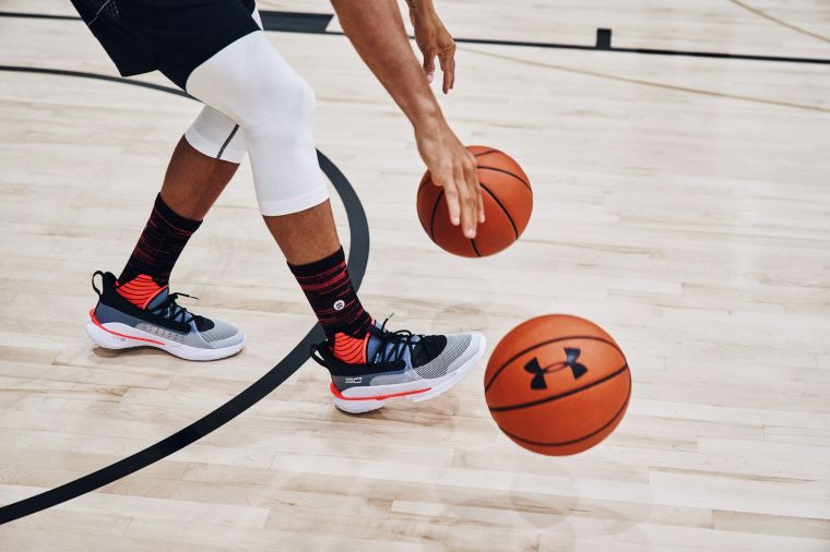 「Curry 7」是首雙擁有HOVR和Micro G雙層中底科技的UNDER ARMOUR籃球鞋。官方提供