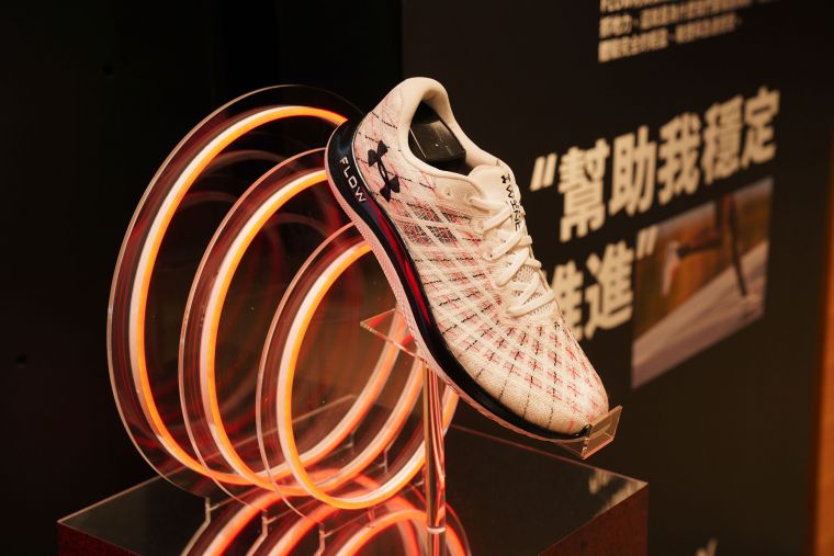 「UA Flow Velociti Wind」跑鞋使用UA Warp編織鞋面，完美貼合足部發揮出色性能。官方提供