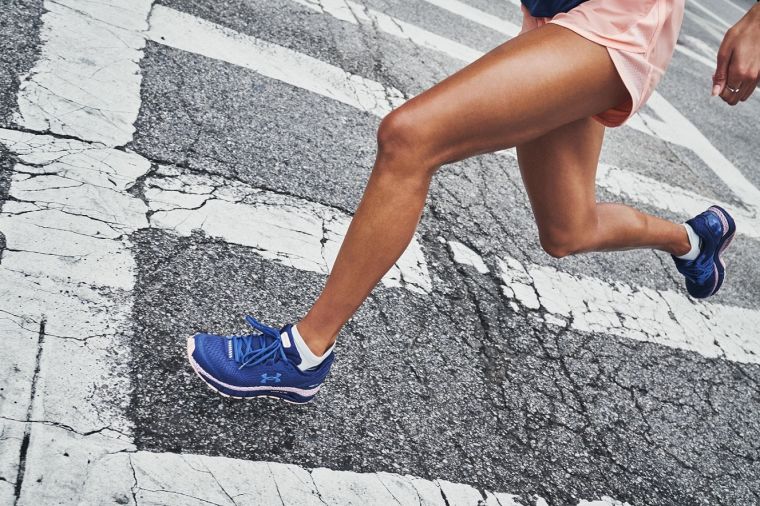 「UA HOVR Guardian 2」能穩定支撐跑鞋，幫助過度內旋的跑者維持步態穩定，持續高效邁步。官方提供