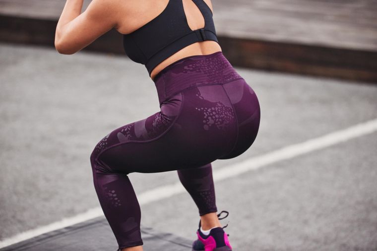 「UA NO-SLIP WAISTBAND緊身褲」系列，褲頭內層配置雙面矽膠材質，有效防止褲頭在訓練移動時滑動或鬆弛，高腰設計更提供完整包覆及穩定支撐。官方提供