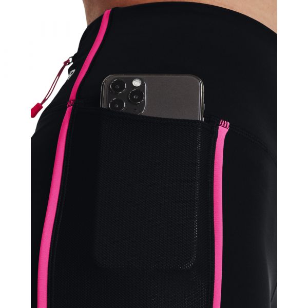 「UA RUN ANYWHERE」女款短褲於側邊及腰後設有拉鍊口袋，便利收納設計讓跑者能輕盈敏捷。官方提供