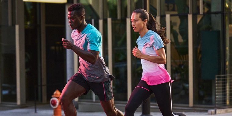 專業運動品牌UNDER ARMOUR因應跑者運動習慣的改變，推出全新「UA RUN ANYWHERE」系列服飾。官方提供