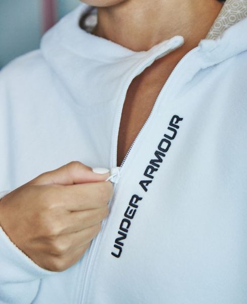 「UA Recover Fleece」設計細節上，剪裁與造型十分特別，有別於一般的直式拉鍊，女性款式的斜拉式拉鍊外套讓全白的外套增添了時尚感，成為全場注目的焦點！官方提供