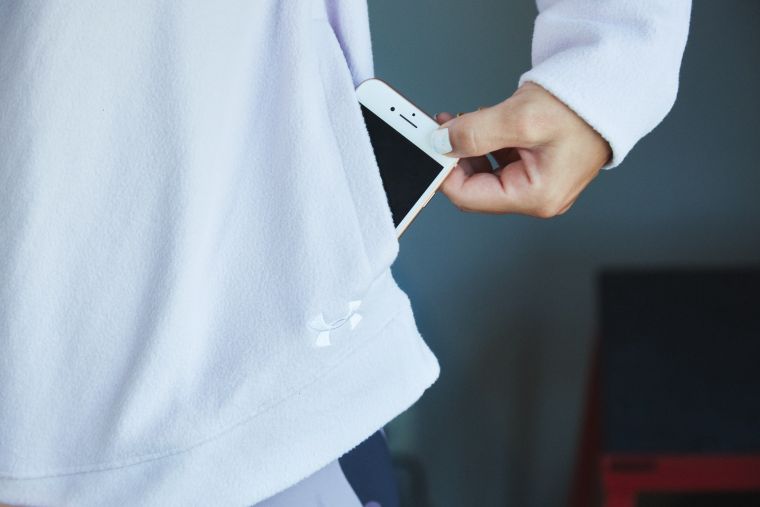 「UA Recover Fleece」高領上衣款式的口袋設計別出心裁，左右兩側的口袋看似短窄，實際上是擁有足夠收納空間的連通式口袋。官方提供