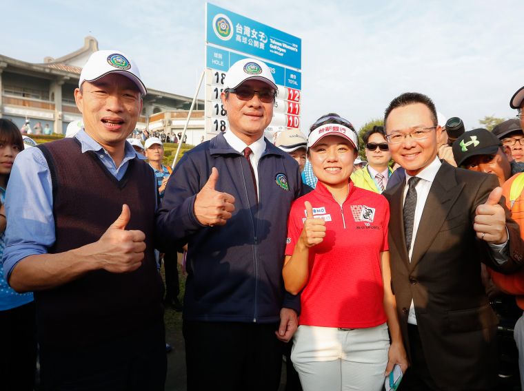 高雄市長韓國瑜(左起)、立法院長蘇嘉全、選手蔡佩穎、中華高協理事長王政松。