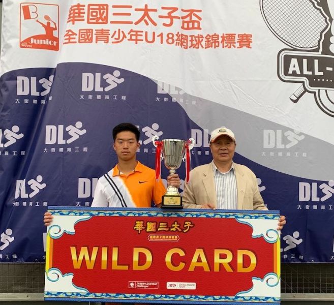 【圖一】中華民國網球協會副理事長張思敏頒發男單冠軍孟慶洋華國三太子盃單打會內外卡。網球協會提供