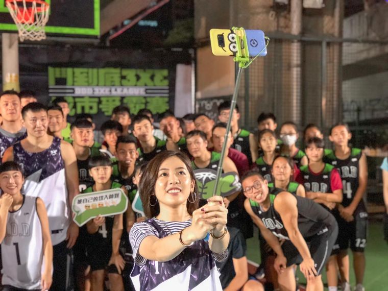 台北市府副發言人「學姐」黃瀞瑩展現極具親和力，為「SYM鬥到底城市爭霸賽」雙北球友加油打氣。大會提供