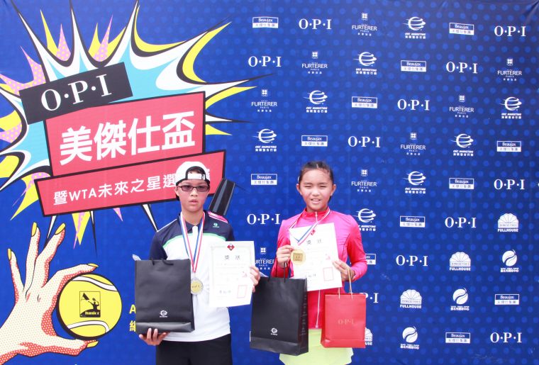 12歲女單冠軍蔡宇甯（右）、亞軍汪予晴（左）。海碩整合行銷提供