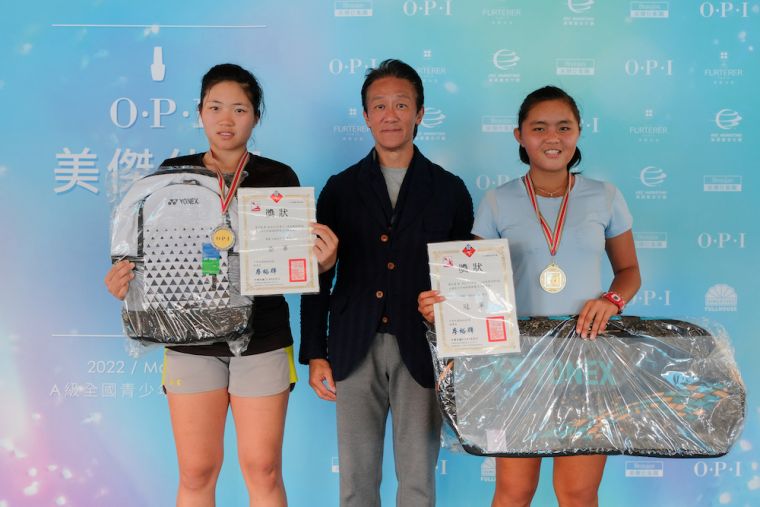 16歲女單冠軍蔡宇甯（右）、亞軍曾子穎（左）。海碩整合行銷提供