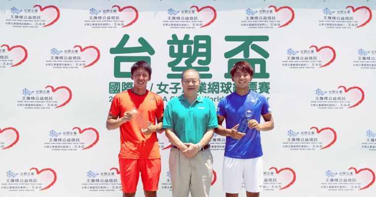 中華民國網球協會張思敏副理事長頒發雙打冠軍予吉備雄野（左）／渡邊聖太（右）。海碩整合行銷提供