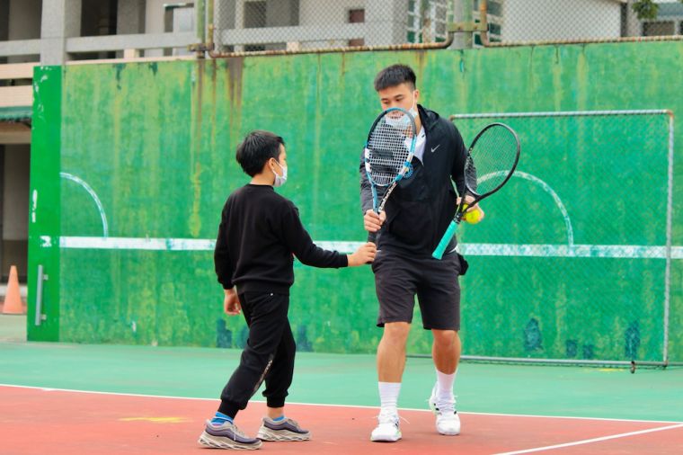 師大網球隊員擔任活動助教指導青少年學員。太平洋網球發展基金會提供