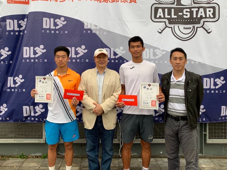 男子冠軍孟慶洋（左一）、亞軍何承叡（右二）。網球協會提供