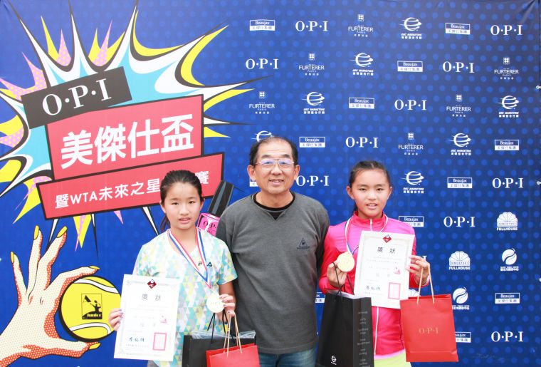 12歲女雙冠軍黃珉臻（左）、蔡宇甯（右）。海碩整合行銷提供