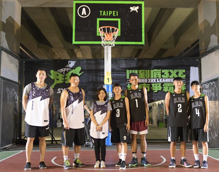 「學姐」黃瀞瑩與MVP球星周儀翔、張智峰組隊參加「SYM鬥到底城市爭霸賽」友誼賽，鼓勵女性球友也能和男生共同組隊，享受籃球的樂趣！