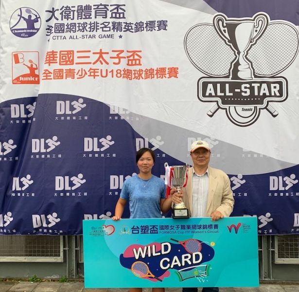 中華民國網球協會副理事長張思敏頒發女單冠軍李亞芯台塑盃女單會內外卡。網球協會提供