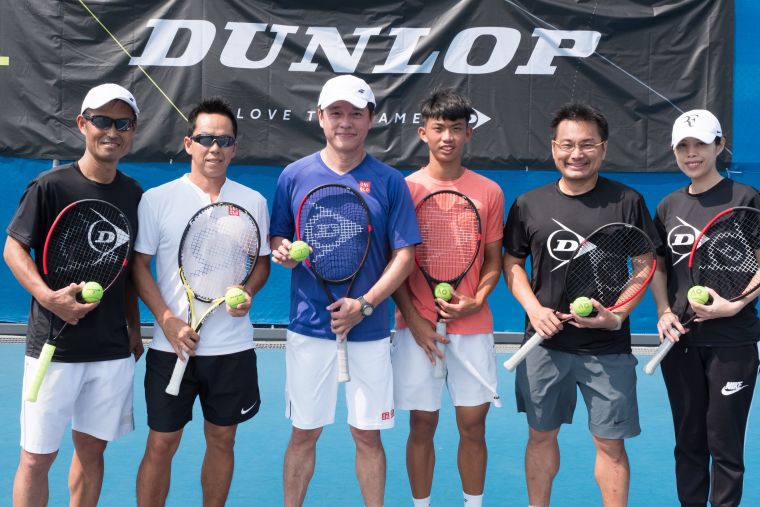 主播許乃仁（左三）體驗Dunlop新系列球牌。網球協會提供
