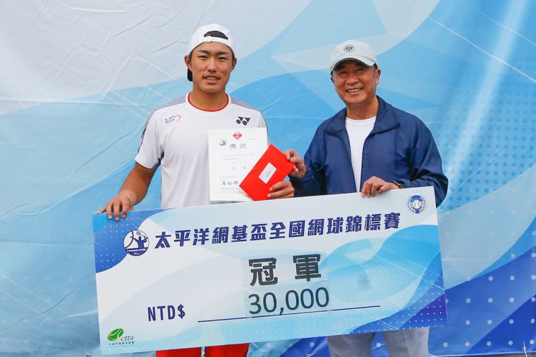 太平洋網球發展基金會董事長廖裕輝頒發男單冠軍支票予許育修。海碩整合行銷提供
