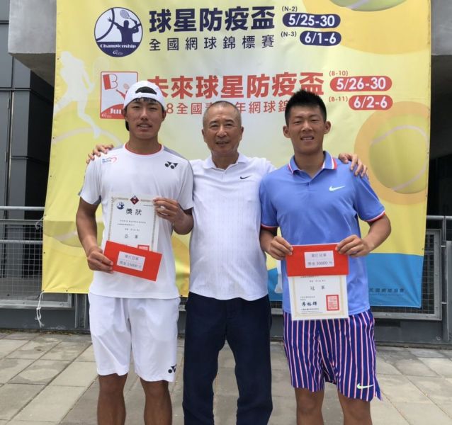男單冠軍曾俊欣（右）、亞軍許育修（左）。中華民國網球協會提供