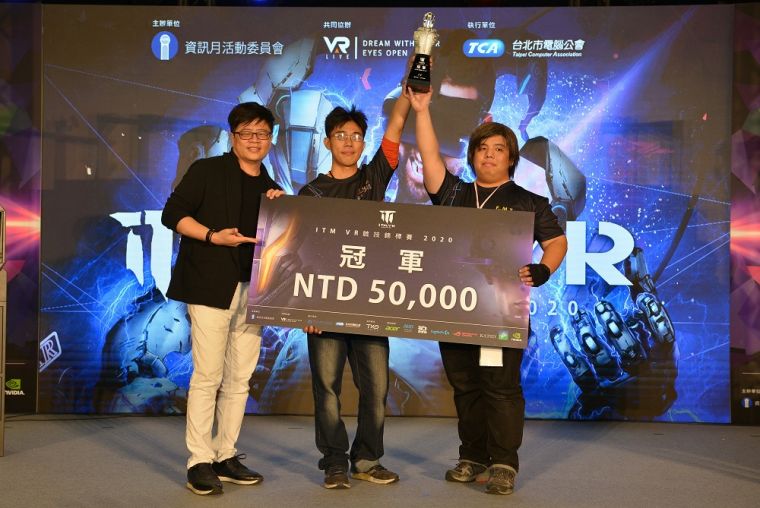 VAR LIVE創辦人王樑華 頒發冠軍隊伍五萬元獎金及特製獎盃。大會提供