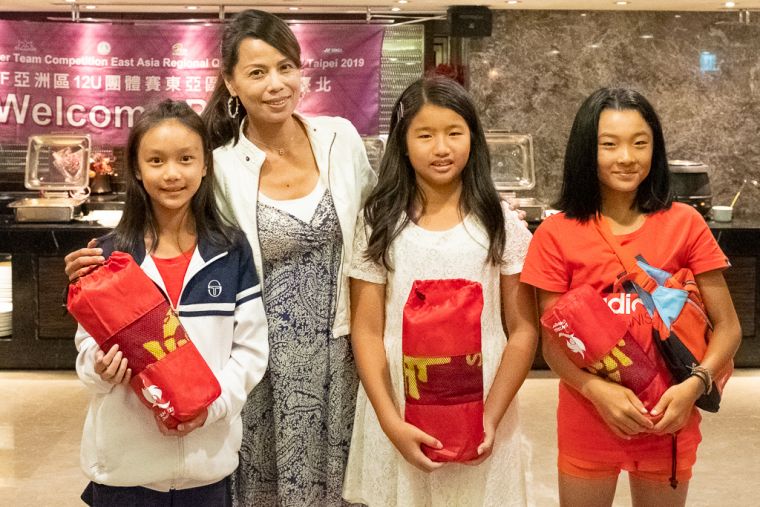中華民國網球協會理事劉虹蘭與幸運獲獎選手。海碩整合行銷提供