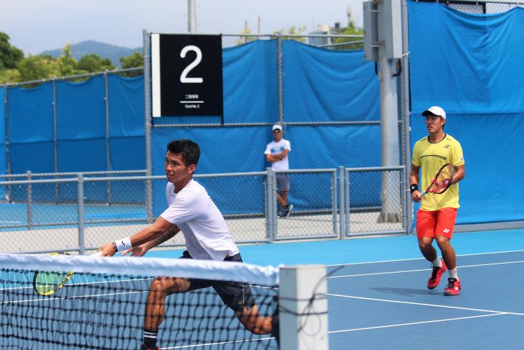 何承叡（左）和許育修（右）化敵為友攜手挺進雙打決賽。中華民國網球協會提供