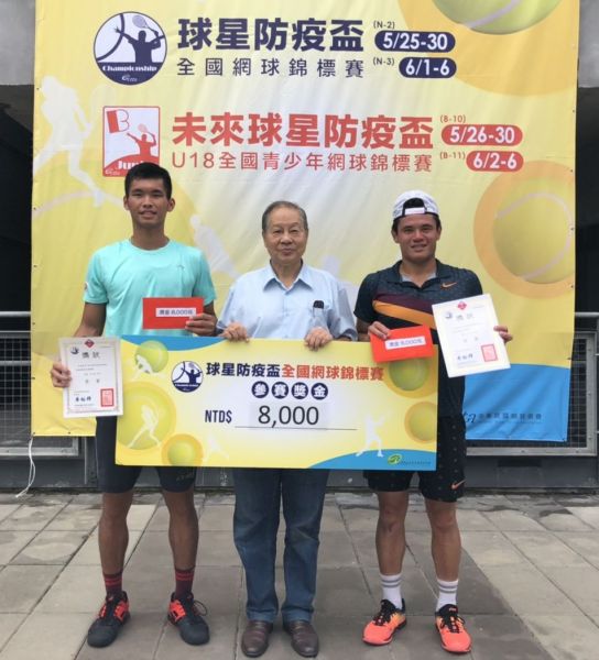 球星防疫盃男單季軍何承叡（左）、林維德（右）。中華民國網球協會提供