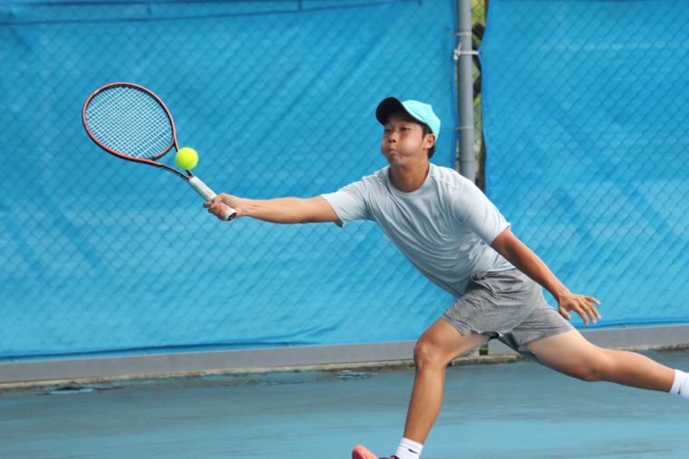 國家訓練站選手陳楷勳以8-1擊敗同校的張傑凡。中華民國網球協會提供