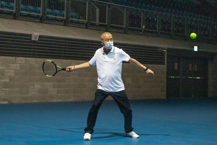 太平洋網球發展基金會董事長廖裕輝與學員進行互動對打。海碩整合行銷提供