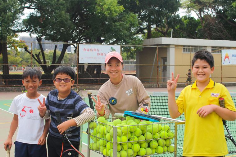 師大網球隊員與青少年學員相處融洽。太平洋網球發展基金會提供