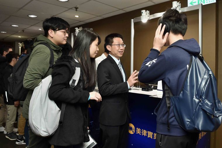美律實業總裁黃朝豊今日熱情參與美律新聲代論壇，與來自全台各校大學生分享電聲產業前景與未來，以及台灣的電聲人才需求與潛力。