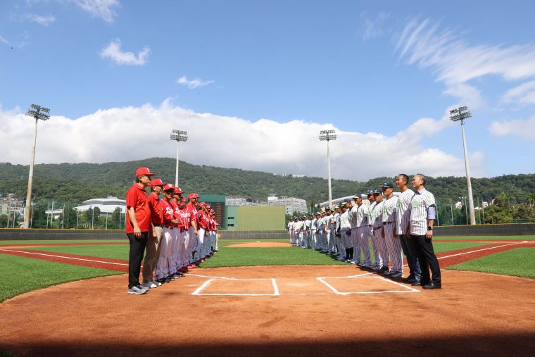 天母棒球場人工草皮完工紀念賽，臺北興富發和味全龍雙方敬禮。官方提供