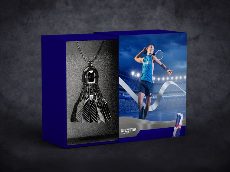 Red Bull特製「羽球勝利銀飾」抽獎紀念品，象徵小戴在羽球運動上的閃耀表現。官方提供