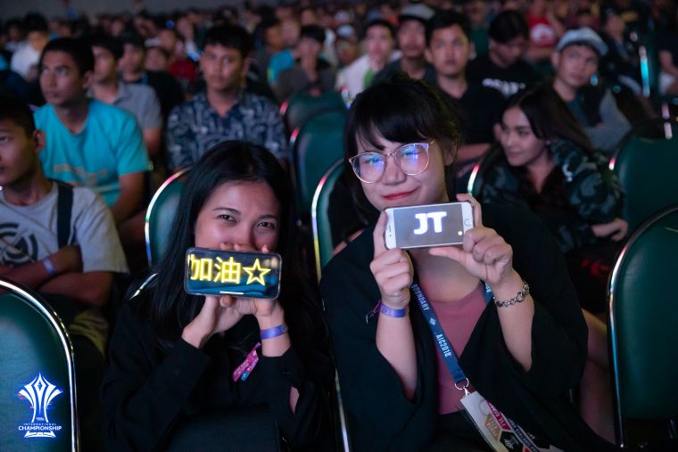 決賽表現亮眼的J Team在曼谷吸引眾多粉絲支持。