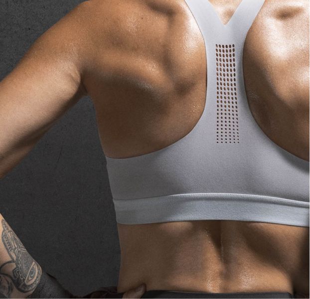 取代傳統襯墊，以無裁切的服貼胸型編織工法，讓女性在任何激烈運動下都能將胸部緊密地包覆。