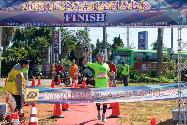 全馬男子組跑者劉治昀以3小時26分33秒衝線獲得第一名。