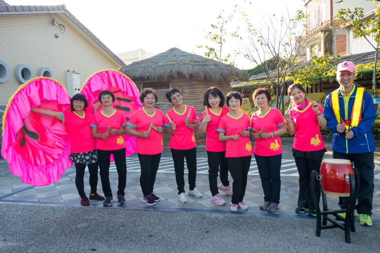 桃園市政府與龍潭社區協會共同合作，組成特色啦啦隊為跑者加油。
