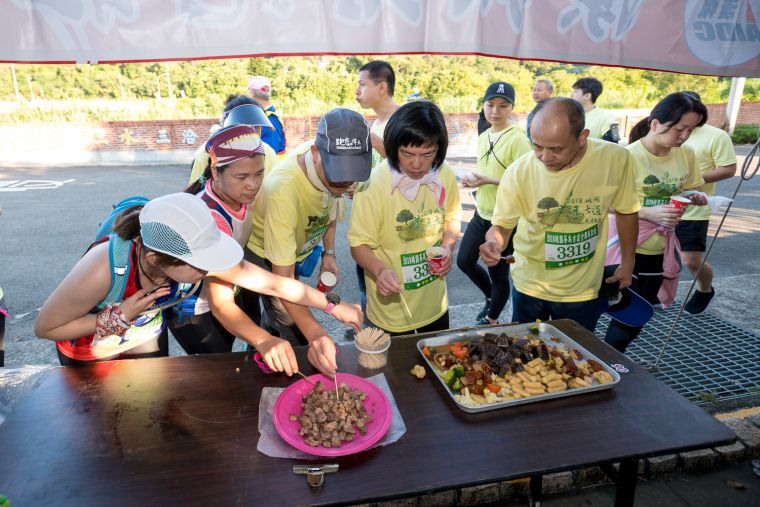 桃園市政府與龍潭社區發展協會共同推出特色美食讓跑者補充體力。