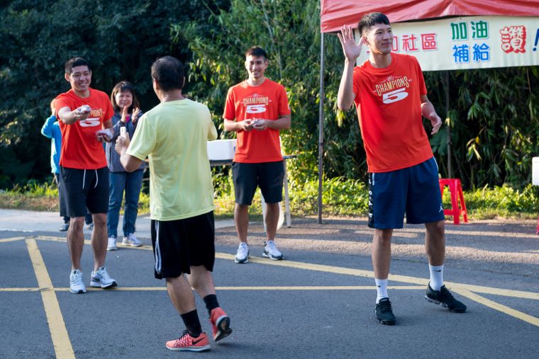 桃園璞園籃球隊陳世杰、陳堅恩、劉衍謙發送龍潭特色美食為跑者加油打氣。