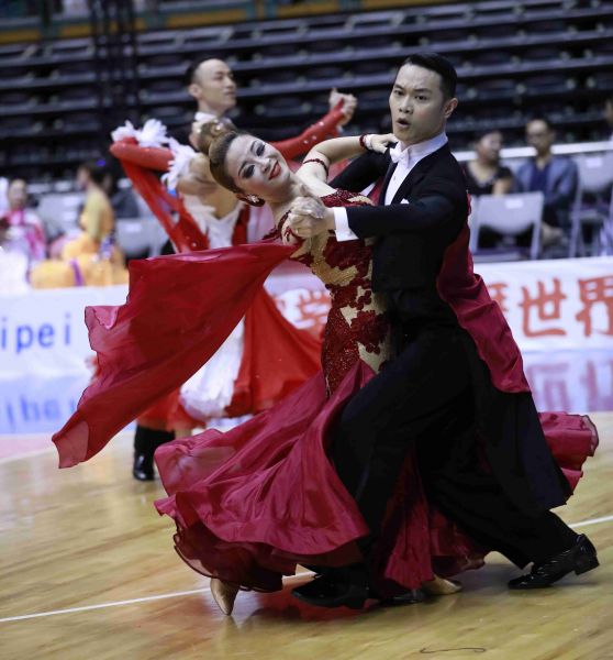 亞洲職業摩登組台灣好手曾煜峻、李安洏曼妙舞姿征服全場。