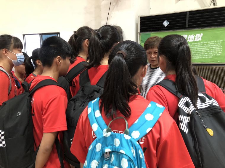 七賢國中教練唐敏華率隊全程觀戰姥姥盃，賽後予球員精神講話 。大會提供