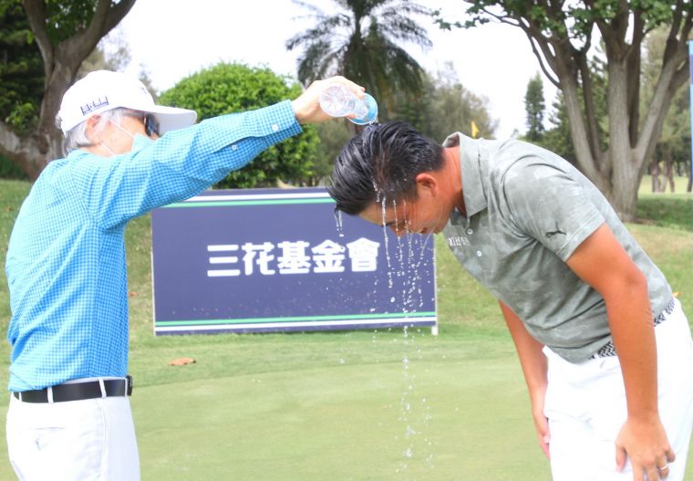 三花棉業集團董事長施純鎰(左)為獲得冠軍洪健堯澆水祝賀。鍾豐榮攝影