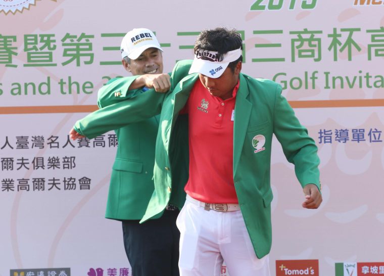 上屆冠軍希瓦（左）把冠軍綠夾克讓本屆冠軍泰國的永查隆猜穿上。大會提供