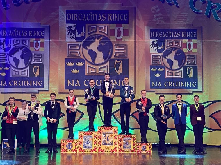 世界盃愛爾蘭舞蹈錦標賽頒獎典禮，右二為姚舒瀚 。官方提供
