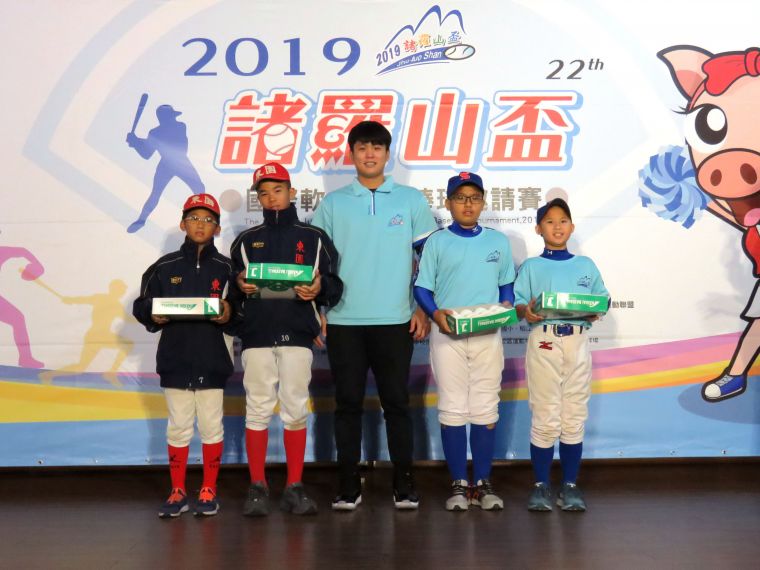 世賢國小及東園國小學生接受蘇俊璋傳承棒球精神。大會提供