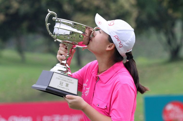 中國劉依一親吻冠軍獎杯。